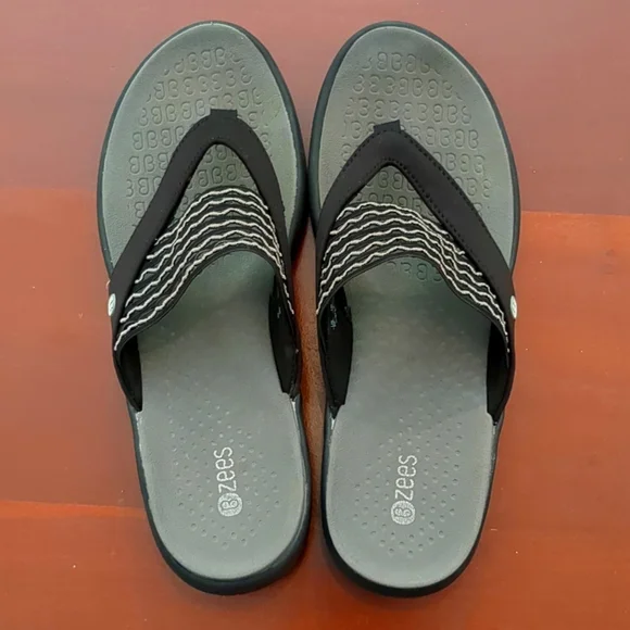 Bzees Women's Cabana Black Flip Flops Sz 8 - Picture 2 of 7